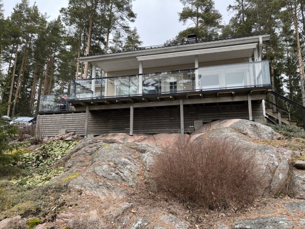 Lasikaiteet asennettuna