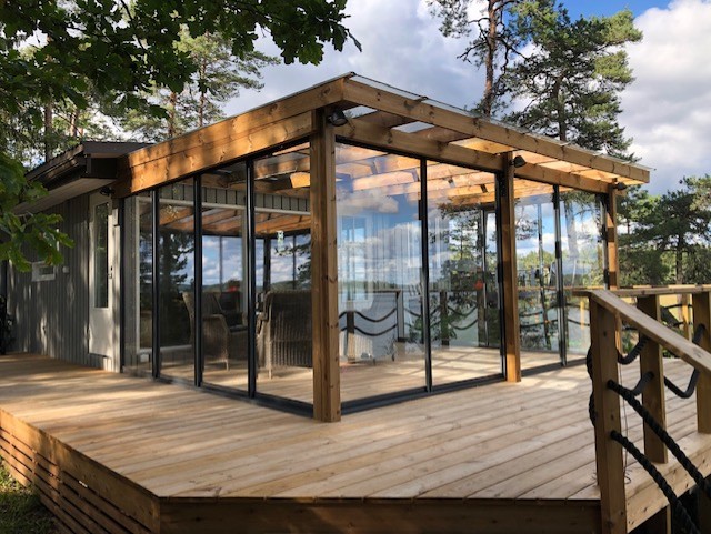 Liukulaseilla tyylikäs piha