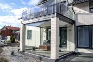 omakotitalon kuistin lasitus